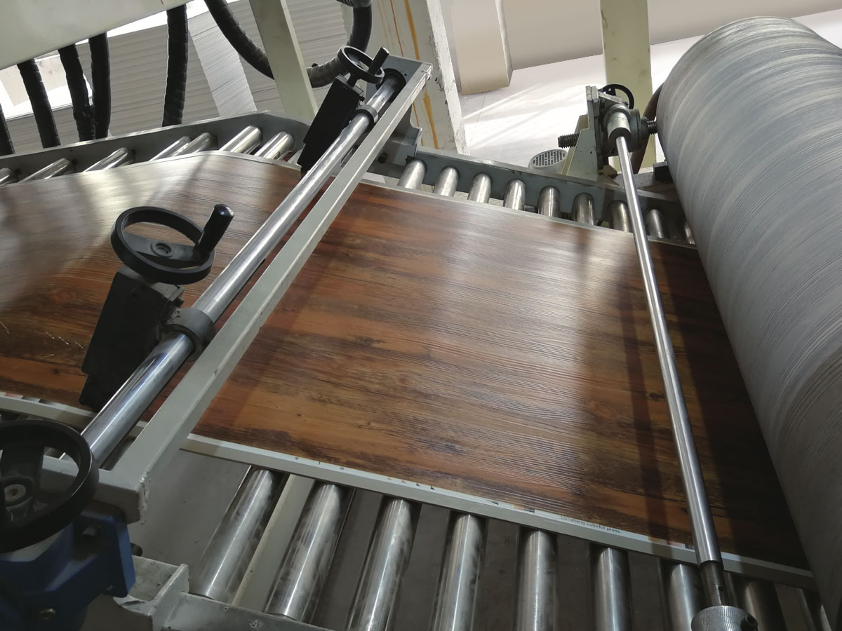 Produktionslinie für PVC/WPC/SPC-Bodenbeläge