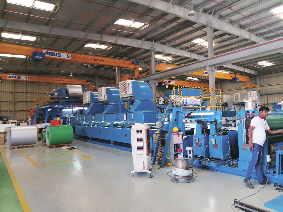 Produktionslinie für Verbundplatten aus Metall (Aluminium).